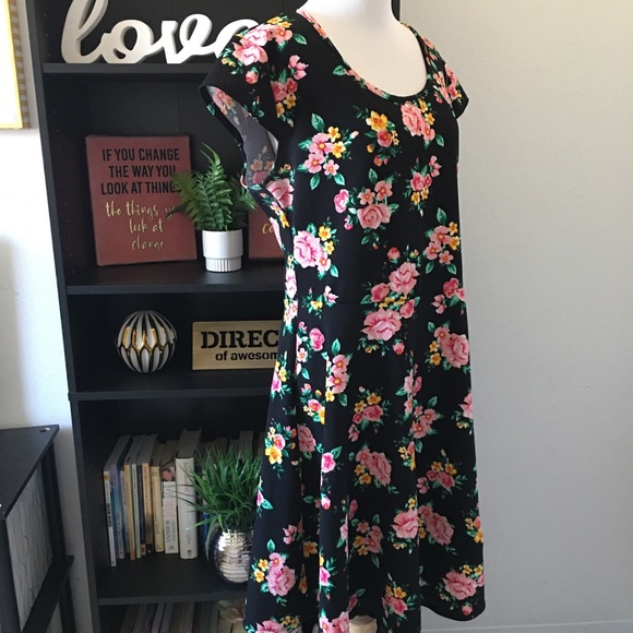 ✨️4/$25✨️ SALE. MYTH floral dress. 1X - Picture 2 of 12